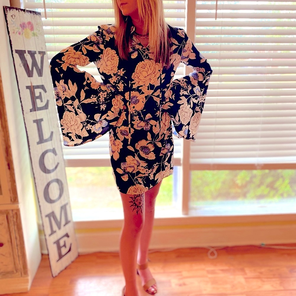 Beautiful Boutique Bell Sleeve dress🤍🤍🤍Size 6-8